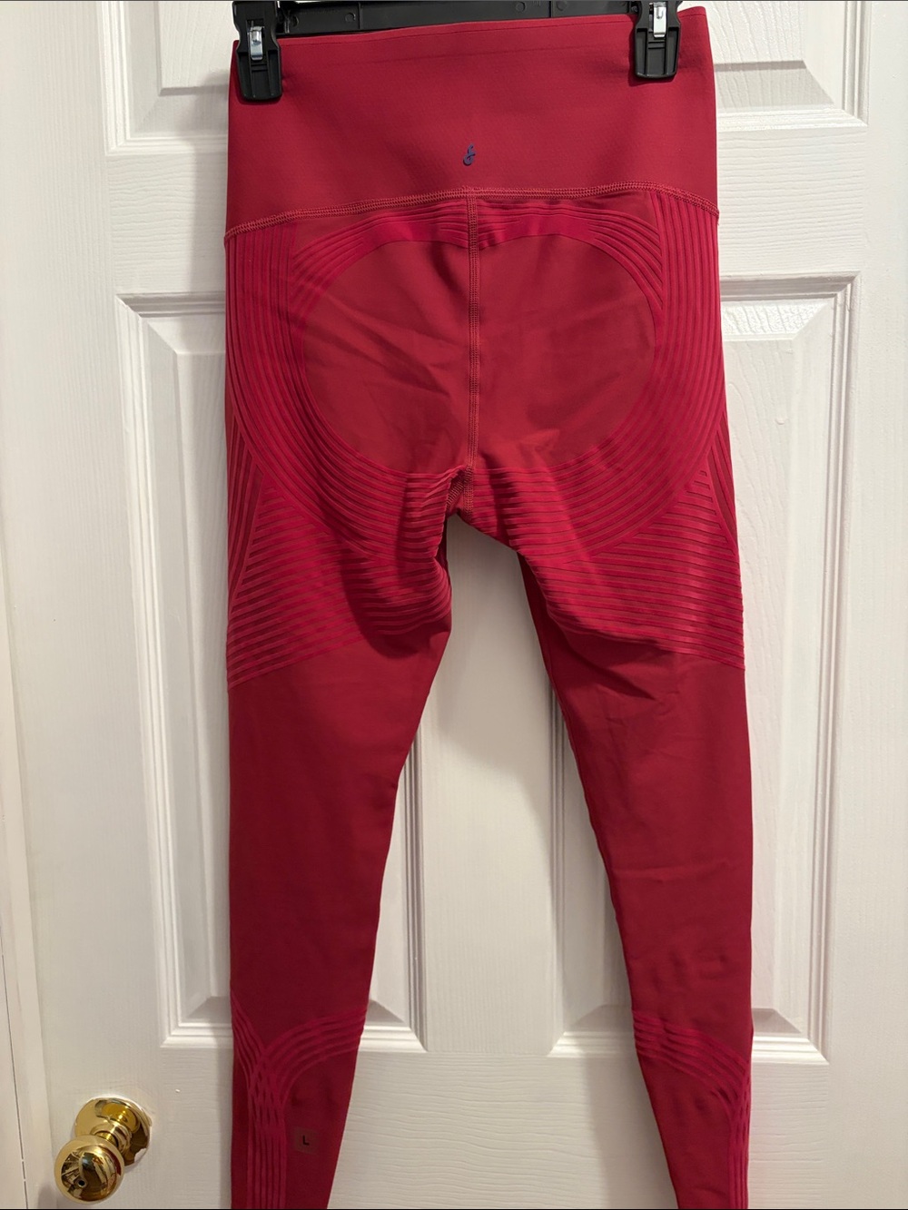 High-Waist Burgundy Women's Leggings with Subtle Knee Detail - Picture 3 of 7